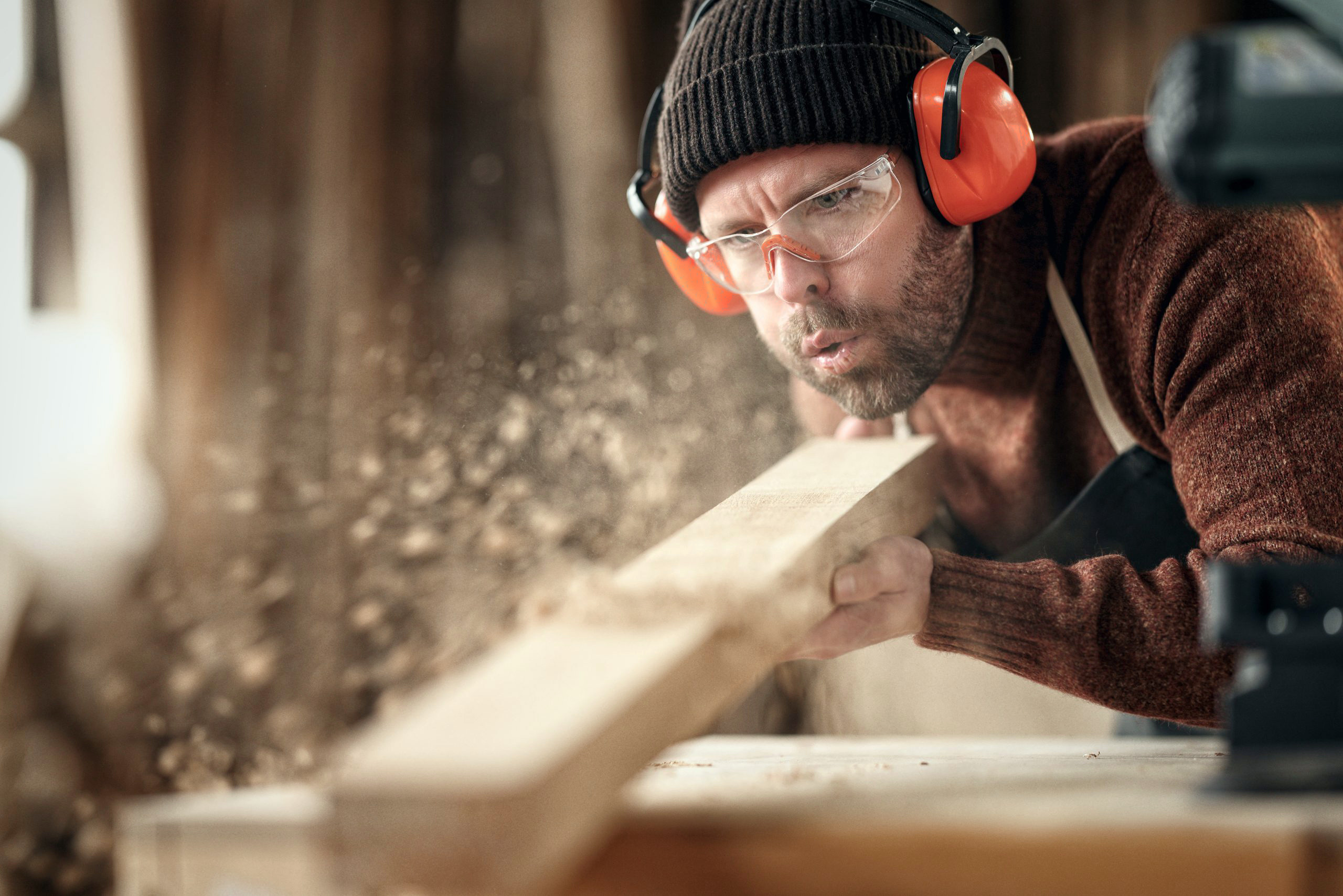 Schreiner bei der Holzbearbeitung – Fachplanung durch Amholz GmbH Bern